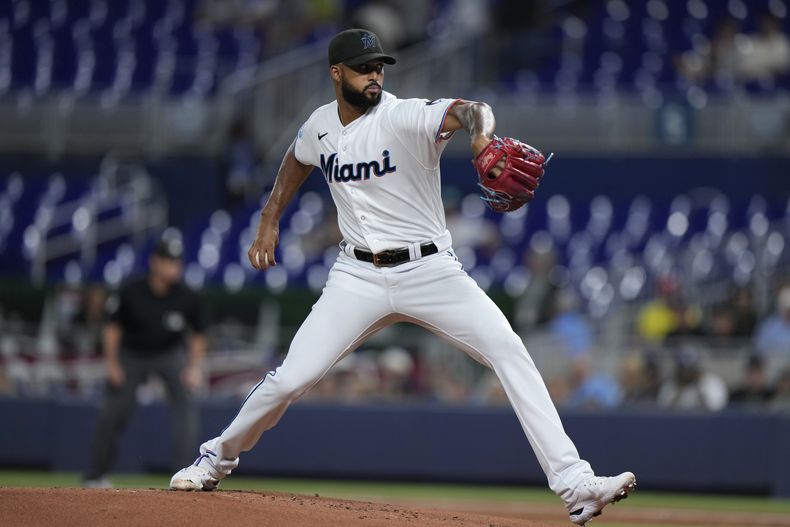 En foto del martes 29 de agosto del 2023, el dominicano de los Marins de Miami Sandy Alcantara lanza en el encuentro ante los Rays de Tampa Bay. El lunes 18 de septiembre del 2023, Alcantara lanza su segunda sesión de bullpen y cree que volverá este año. (AP Foto/Wilfredo Lee)