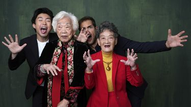 Sean Wang, de izquierda a derecha, Yi Yan Fuei, Sam Davis, y Zhang Li Hua posan para un retrato en el almuerzo de nominados de la 96a entrega anual de los Premios de la Academia el lunes 12 de febrero de 2024, en el Hotel Beverly Hilton en Beverly Hills, California. (Foto AP/Chris Pizzello)