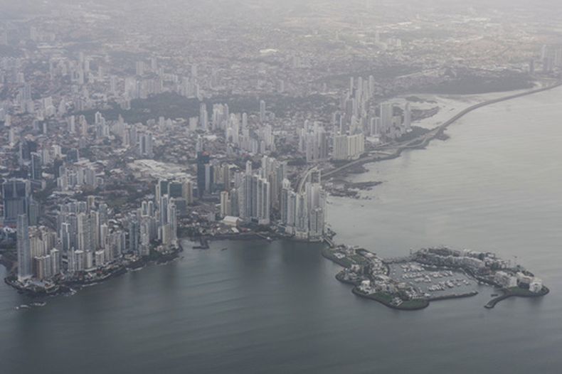Vista aérea del horizonte de la Ciudad de Panamá, domingo 9 de agosto de 2026, en la Ciudad de Panamá. (Foto AP/Matias Delacroix)