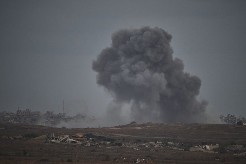 El humo se eleva en el cielo tras un ataque del ejército israelí en el norte de la Franja de Gaza, visto desde el sur de Israel, el lunes 6 de octubre de 2025. (AP Foto/Leo Correa)