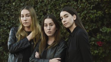 Trío de hermanas HAIM hace historia en los Grammy
