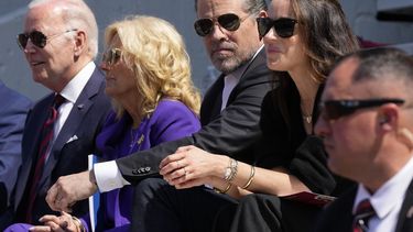 ARCHIVO - El presidente Joe Biden asiste a la ceremonia de graduación de su nieta Maisy Biden con la primera dama Jill Biden, su hijo Hunter Biden y su hija Ashley Biden, en la Universidad de Pensilvania, en Filadelfia, el lunes 15 de mayo de 2023. (AP Foto/Patrick Semansky, Archivo)