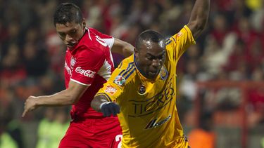 americateve | Richard Ortiz del Toluca, a la izquierda, disputa un bal&oacute;n con Joffre Guerr&oacute;n del Toluca en las semifinales del torneo Apertura de M&eacute;xico, el jueves 4 de diciembre de 2014. (AP Foto/Christian Palma)