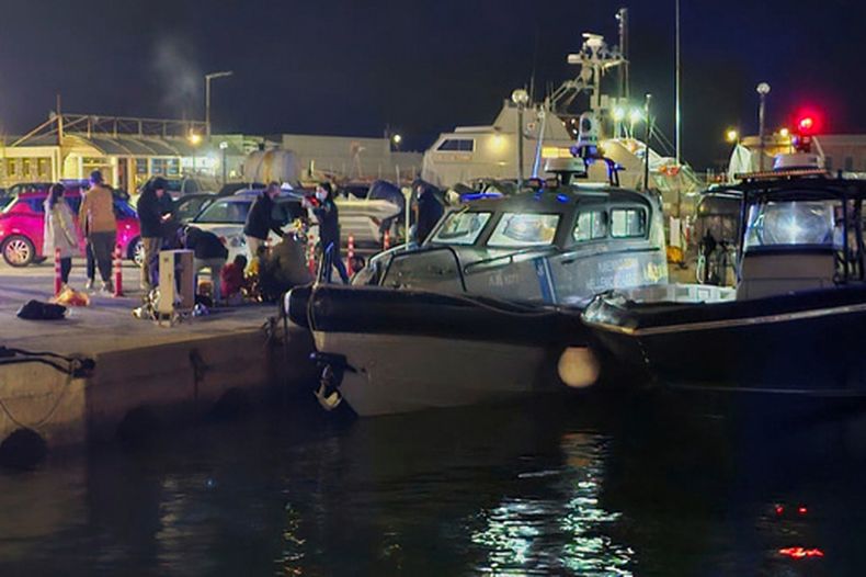 Agentes de la guardia costera griega llevan a cabo operaciones de rescate en un puerto de la isla de Quíos, en el mar Egeo oriental, Grecia, el martes 3 de febrero de 2026, después de que una colisión entre una lancha rápida con migrantes y un bote de la guardia costera causara la muerte de varias personas, según informaron las autoridades. (Pantelis Fykaris/Politischios.gr vía AP)