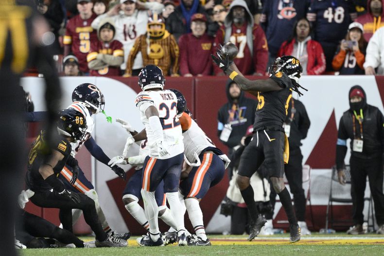 El receptor de los Commanders de Washington Noah Brown atrapa el pase de touchdown de 52 yardas en la zona de anotación mientras expira el reloj ante los Bears de Chicago el domingo 27 de octubre del 2024. (AP Foto/Nick Wass)