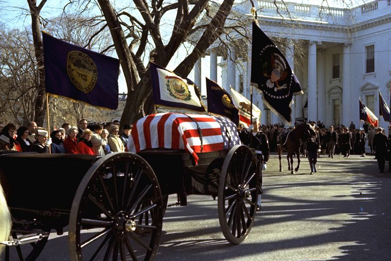 El f&eacute;retro del presidente John F. Kennedy, envuelto en la bandera de Estados Unidos, sale de la Casa Blanca por la avenida Pennsylvania en Washington hacia el Cementerio Nacional de Arlington, el 25 de noviembre de 1963. Este viernes se cumple el 5