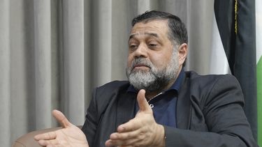 El funcionario de Hamás Osama Hamdan durante una entrevista con The Associated Press en Doha, Qatar, el 13 de agosto del 2024. (Foto AP /Malak Harb)