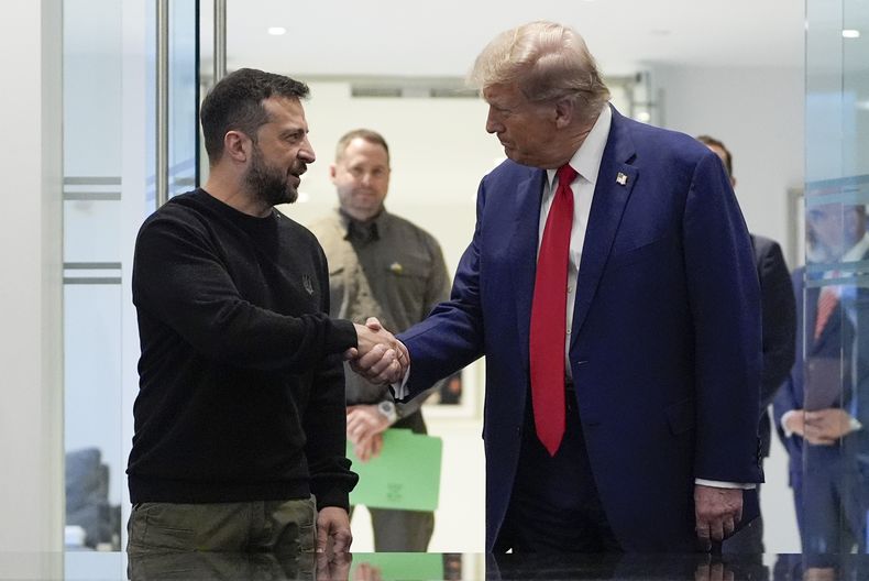 ARCHIVO - El candidato presidencial republicano, el expresidente Donald Trump, y el presidente de Ucrania, Volodymyr Zelenskyy, se dan la mano durante su reunión en la Trump Tower, el 27 de septiembre de 2024, en Nueva York. (AP Foto/Julia Demaree Nikhinson, Archivo)
