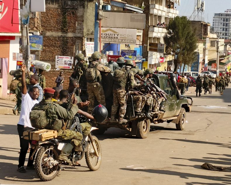 Rebeldes del grupo M23 entran al centro de la ciudad de Bukavu y toman el control de la oficina administrativa de la provincia de Kivu del Sur, el domingo 16 de febrero de 2025, en la República Democrática del Congo. (AP Foto/Janvier Barhahiga, Archivo)