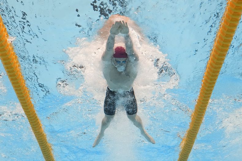 Adam Peaty compite en los 100 metros pecho del Mundial de natación, el domingo 11 de febrero de 2024, en Doha. (AP Foto/Lee Jin-man)