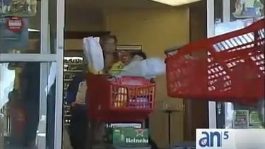 americateve | Residentes abarrotaron supermercados y restaurantes buscando pavos y platos, acompañantes para la cena familiar por el día de acción de gracias.