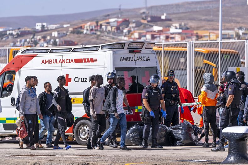 Migrantes llegan a Puerto del Rosario, en la Isla de Fuerteventura, España, el martes 3 de octubre de 2023. Más de 500 migrantes llegaron en 24 horas al archipiélago español de Islas Canarias en cuatro grandes embarcaciones de madera, según indicaron esta semana los servicios canarios de emergencias. (Europa Press via AP)