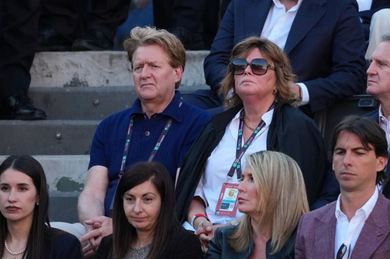 ARCHIVO - Johann (izquierda) y Siglind Sinner, padres de Jannik Sinner, de Italia, observan su partido final contra Casper Ruud, de Noruega, en el torneo de tenis Abierto de Italia, en Roma, el 17 de mayo de 2026. (Foto AP/Andrew Medichini, Archivo)