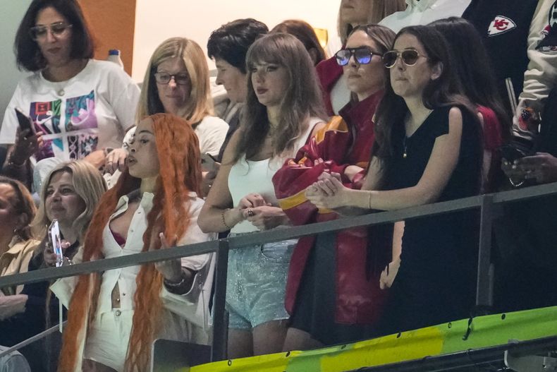 Ice Spice, de izquierda a derecha, Taylor Swift, Este Haim y Alana Haim observan durante la primera mitad del Super Bowl 59 de la NFL entre los Chiefs de Kansas City y los Eagles de Filadelfia, el domingo 9 de febrero de 2025, en Nueva Orleans. (Foto AP/Gerald Herbert)