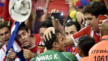 americateve | El arquero costarricense Keylor Navas es felicitado por hinchas de su pa&iacute;s tras la victoria en penales sobre Grecia, por los octavos de final de la Copa del Mundo, el domingo 29 de junio de 2014 (AP Foto/Mart&iacute;n Meissner)