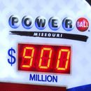 Un cartel muestra el bote acumulado de la lotería Powerball, que seguía subiendo en St. Joseph, Missouri, el lunes 17 de julio de 2023 tras un nuevo sorteo sin acertante. (AP Foto/Nick Ingram)