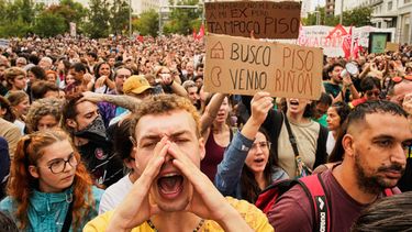 Un grupo de personas se manifiestan para exigir leyes más estrictas para proteger a inquilinos en Madrid, España, el sábado 3 de octubre de 2026. (AP Foto/Andrea Comas)