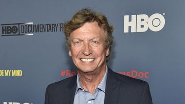 ARCHIVO - Nigel Lythgoe llega al estreno en Los Ángeles de Robin Williams: Come Inside My Mind el 27 de junio de 2018. (Foto Chris Pizzello/Invision/AP, archivo)