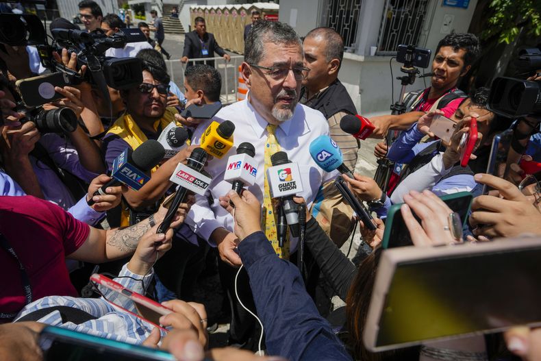 Bernardo Arévalo, candidato presidencial del Movimiento Semilla, conversa con reporteros en el tercer día de una revisión oficial de actas electorales en la Ciudad de Guatemala, el jueves 6 de julio de 2023. (AP Foto/Moisés Castillo)