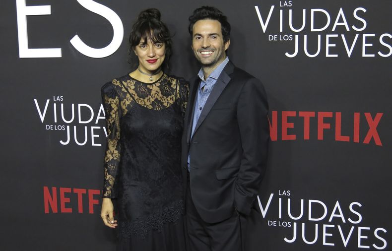 Los actores Mayra Hermosillo, izquierda, y Pablo Cruz Guerrero posan en la alfombra roja de la serie de Netflix Las viudas de los jueves en la Ciudad de México el martes 5 de septiembre de 2023. (Foto AP/Berenice Bautista)