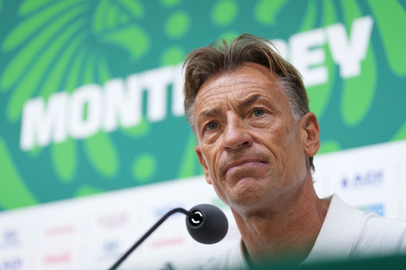 El técnico de Túnez, Herve Renard, en conferencia de prensa antes del partido por el Grupo F del Mundial ante Japón, el viernes 19 de junio de 2026, en Monterrey, México. (AP Foto/Matias Delacroix)