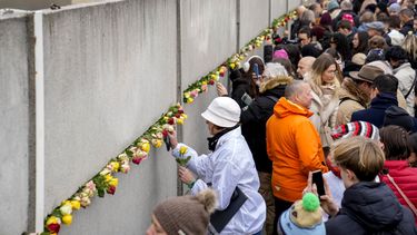 Cientos de personas colocan una flor por los 35 años de la caída del Muro de Berlín, en Berlín, Alemania, el 9 de noviembre de 2024. (AP Foto/Ebrahim Noroozi)