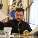 El presidente ucraniano Volodymyr Zelenskyy habla con periodistas en una conferencia de prensa en Kiev, Ucrania, el miércoles 4 de junio de 2025. (AP Foto/Evgeniy Maloletka)