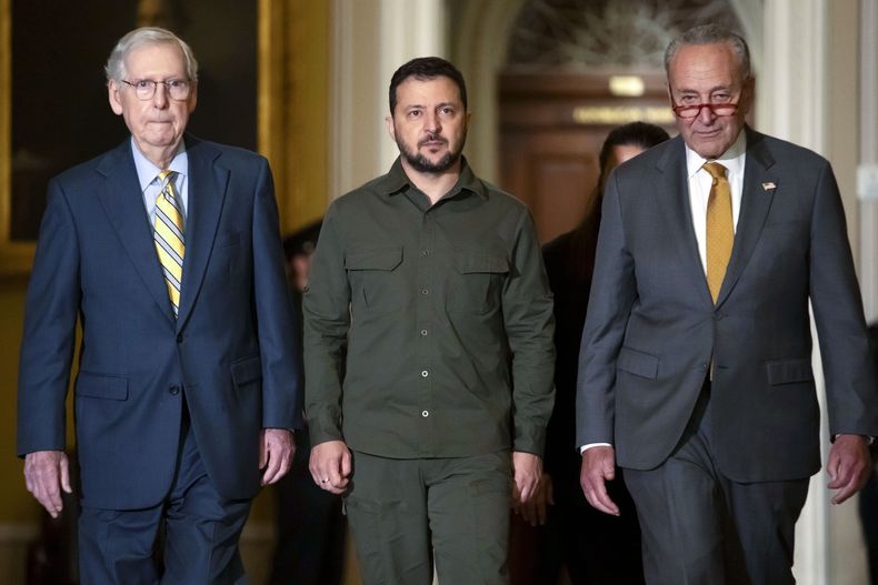 ARCHIVO - El presidente ucraniano Volodymyr Zelenskyy (centro) camina junto al líder de la minoría en el Senado, Mitch McConnell (izquierda) y el líder de la mayoría en el Senado, Chuck Schumer, en el Capitolio, Washington, el jueves 21 de septiembre de 2023. (AP Foto/Mark Schiefelbein, Archivo)