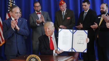 Exigen mejoras en atención médica para veteranos en EEUU