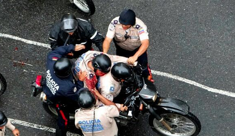 El funcionario de la Policía Nacional Bolivariana (PNB) falleció este jueves luego de ser tiroteado por desconocidos durante una manifestación en la zona de Los Palos Grandes. Hay otro agente herido de gravedad