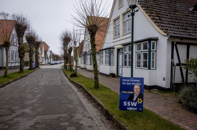 Un cartel electoral en Arnis, Alemania, donde una sola persona votó por el partido ultraderechista AfD, el 28 de febrero de 2025. (AP foto/Michael Probst)