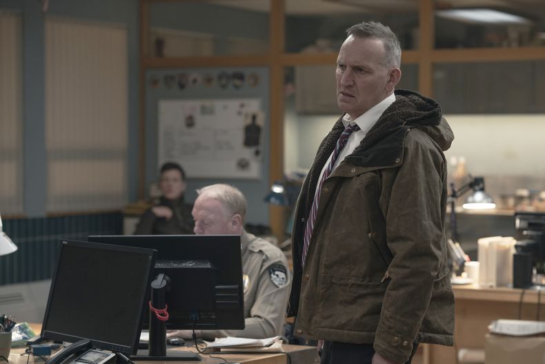 En esta imagen proporcionada por HBO, Christopher Eccleston en una escena de True Detective: Night Country. (HBO vía AP)