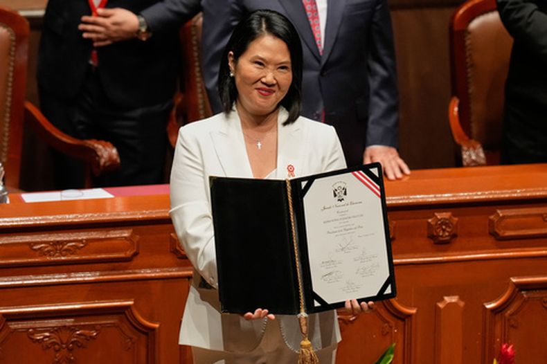 La presidenta electa de Perú, Keiko Fujimori, muestra sus credenciales de la Junta Nacional Electoral durante una ceremonia en Lima, Perú, el miércoles 15 de julio de 2026. (AP Foto/Martín Mejía)