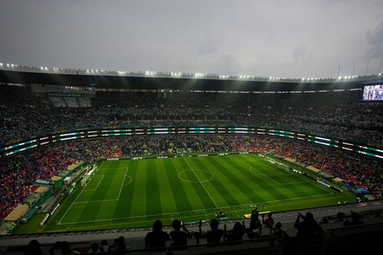 El público se congrega en el Estadiol Azteca de Ciudad de México, antes del partido de dieciseisavos de final de la Copa del Mundo entre la selección local y Ecuador, el martes 30 de junio de 2026 (AP Foto/Silvia Izquierdo)
