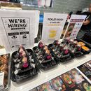 Una tienda busca personal en Schaumburg, Illinois, el 16 de septiembre del 2026. (AP foto/Nam Y. Huh)