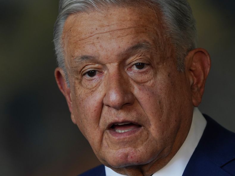 ARCHIVO - El presidente mexicano Andrés Manuel López Obrador habla durante su discurso sobre el estado de la nación en el Palacio Nacional en la Ciudad de México, el 1 de septiembre de 2022. López Obrador se disculpó el 9 de enero de 2024 por referirse a una congresista trans de su partido Salma Luévano como señor vestido de mujer. (Foto AP/Marco Ugarte, archivo)