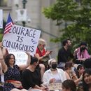 Manifestantes sostienen letreros durante una protesta contra las deportaciones realizadas por el Servicio de Inmigración y Control de Aduanas, el jueves 12 de junio de 2025, en Nueva York. (AP Foto/Frank Franklin II)