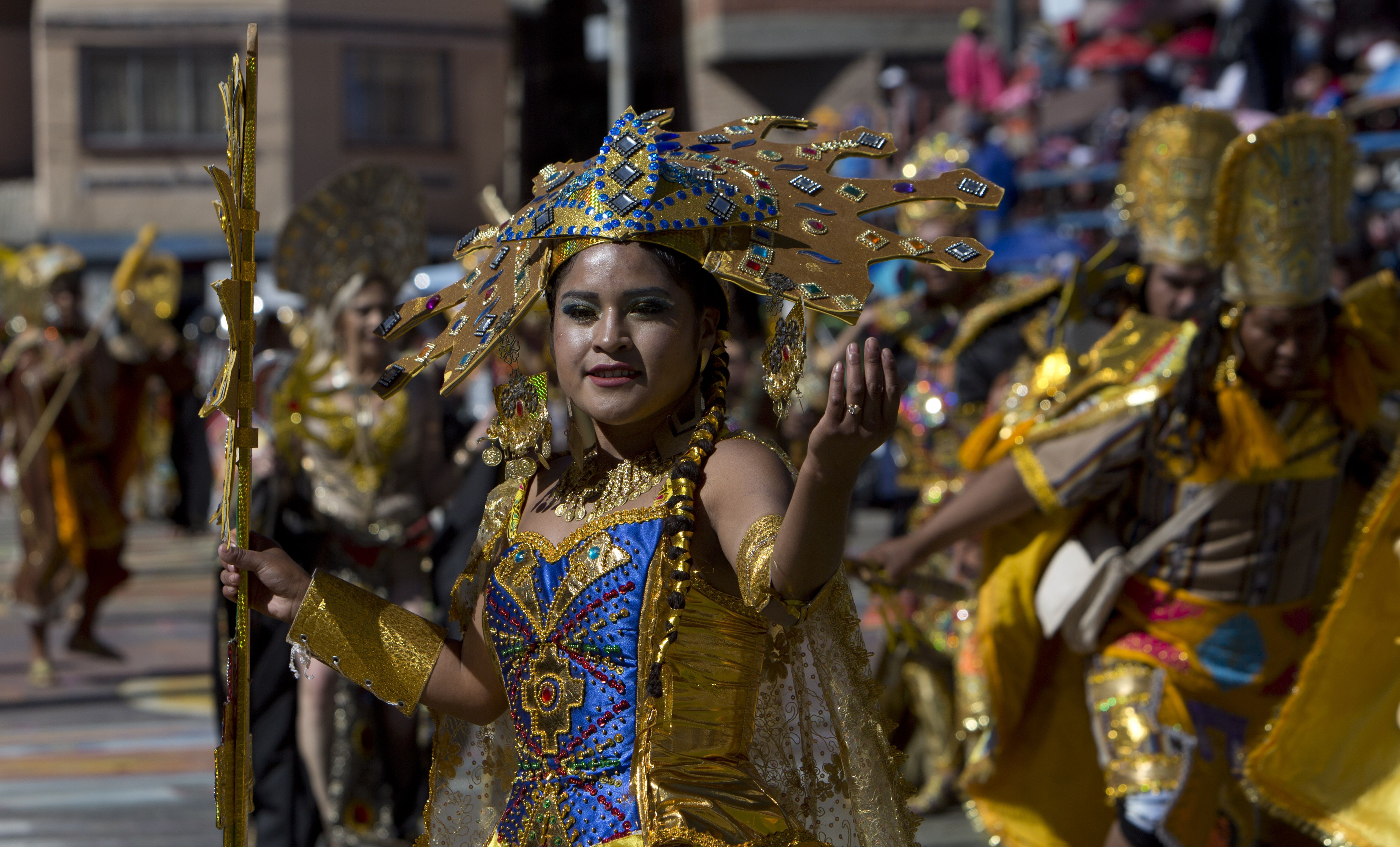 Bolivia inicia su carnaval con fastuosas danzas andinas