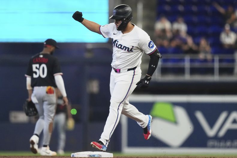 El dominicano Agustín Ramírez de los Marlins de Miami corre las bases después de conectar un jonrón de dos carreras durante la primera entrada de un partido de béisbol contra los Mellizos de Minnesota, el jueves 3 de julio de 2025, en Miami. (AP Photo/Lynne Sladky)