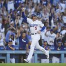 Freddie Freeman (5), de los Dodgers de Los Ángeles, festeja y anota después de que su compañero Will Smith (16) conectara un jonrón en la octava entrada del partido contra los Astros de Houston, en Los Ángeles, el domingo 25 de junio de 2023. Freeman logró en ese inning su hit 2.000. (AP Foto/Ashley Landis)