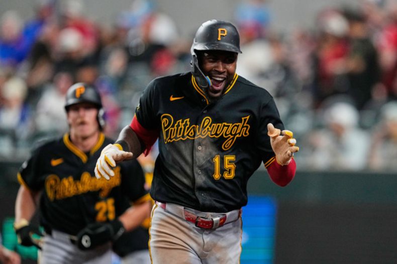Oneil Cruz (15), de los Piratas de Pittsburgh, celebra después de batear un jonrón de tres carreras en la novena entrada del juego de béisbol de Grandes Ligas contra los Rangers de Texas, el miércoles 22 de abril de 2026, en Arlington, Texas. (AP Foto/Tony Gutierrez)