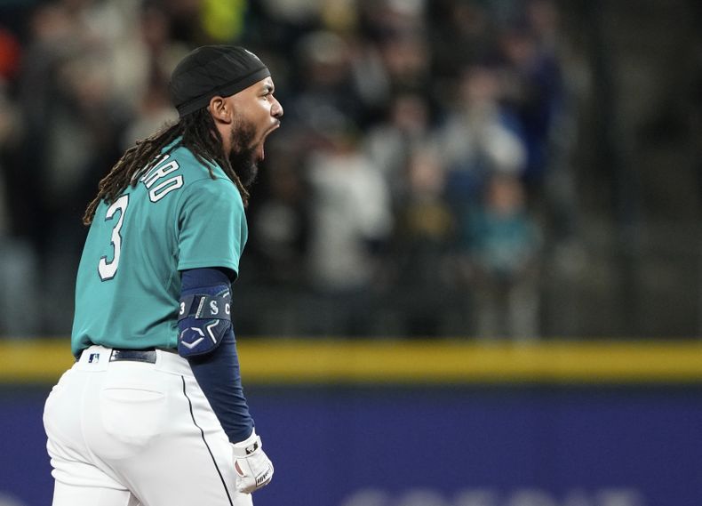 J.P. Crawford, de los Marineros de Seattle, festeja luego de conectar un doble de tres carreras en el encuentro del sábado 6 de mayo de 2023, ante los Astros de Houston (AP Foto/Lindsey Wasson)