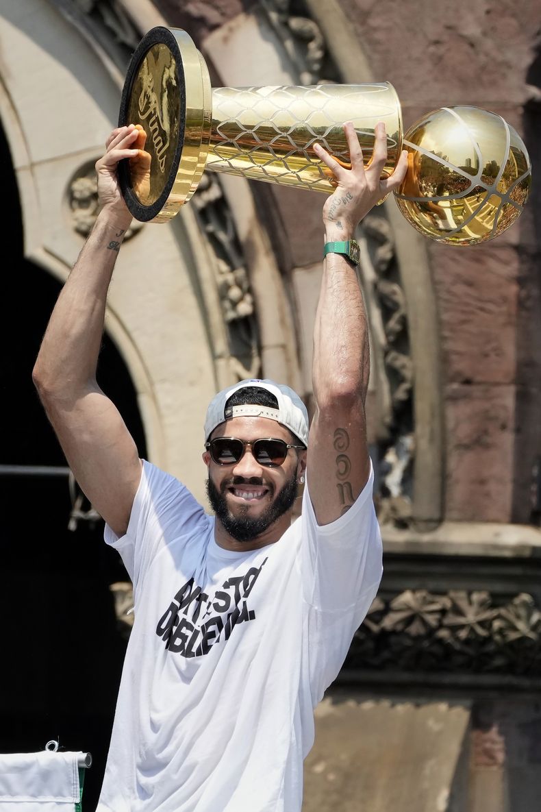 Jayson Tatum, de los Celtics de Boston, celebra el campeonato del equipo en el baloncesto de la NBA durante el desfile del viernes 21 de junio de 2024, en Boston. (AP Foto/Michael Dwyer)
