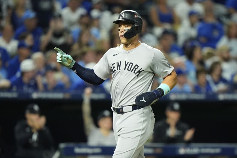 Aaron Judge, de los Yankees de Nueva York, celebra mientras anota durante la sexta entrada en el Juego 4 de la serie por la División de la Liga Americana contra los Reales de Kansas City, el jueves 10 de octubre de 2024, en Kansas City, Missouri. (AP Foto/Charlie Riedel)