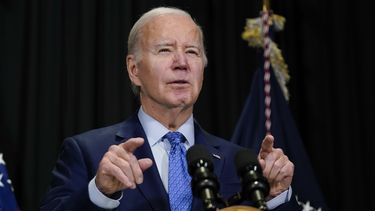 ARCHIVO - El presidente Joe Biden habla con los periodistas el 26 de noviembre de 2023, en Nantucket, Massachusetts. La administración Biden ha dicho a Israel que debe operar con mucha mayor precisión en el sur de Gaza si renueva una campaña terrestre destinada a erradicar al grupo militante Hamás. (AP Foto/Stephanie Scarbrough, Archivo)