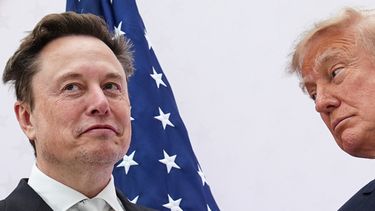 El presidente Donald Trump (d) condecora a Elon Musk con la Medalla Nacional para las Ciencias, en Washington, el 8 de octubre del 2026. (AP foto/Julia Demaree Nikhinson)