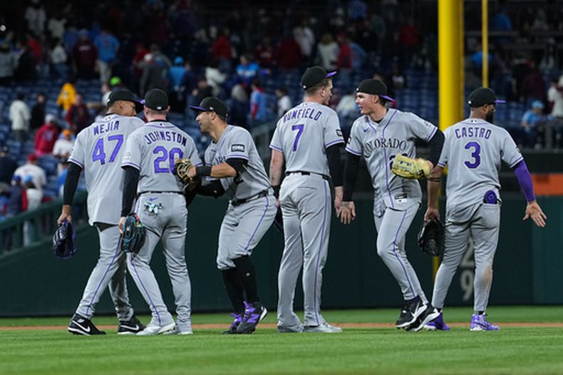 Los Rockies de Colorado festejan su victoria sobre los Filis de Filadelfia el viernes 8 de mayo de 2026 (AP Foto/Matt Rourke)