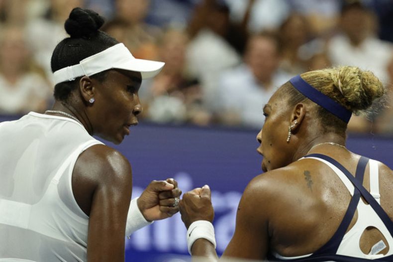Venus y Serena Williams se animan durante un duelo del Abierto de Estados Unidos ante la taiwanesa Hao-Ching Chan y la australiana Maya Joint el viernes 4 de septiembre de 2026 (AP Foto/Adam Hunger)