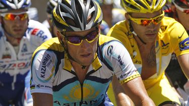 americateve | Lance Armstrong (primer plano) pedaleando durante el Tour de Francia del 2009 el 8 de noviembre. (AP Photo/Christophe Ena, File)