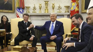 El presidente de Francia, Emmanuel Macron, desde la segunda izquierda, habla con el presidente Donald Trump mientras el vicepresidente JD Vance y el secretario de Estado Marco Rubio reaccionan durante una reunión en el Despacho Oval de la Casa Blanca en Washington, el lunes 24 de febrero de 2025. (Ludovic Marin/Pool via AP)